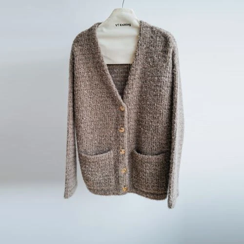 סוודר סריג צוואר V במידות גדולות
